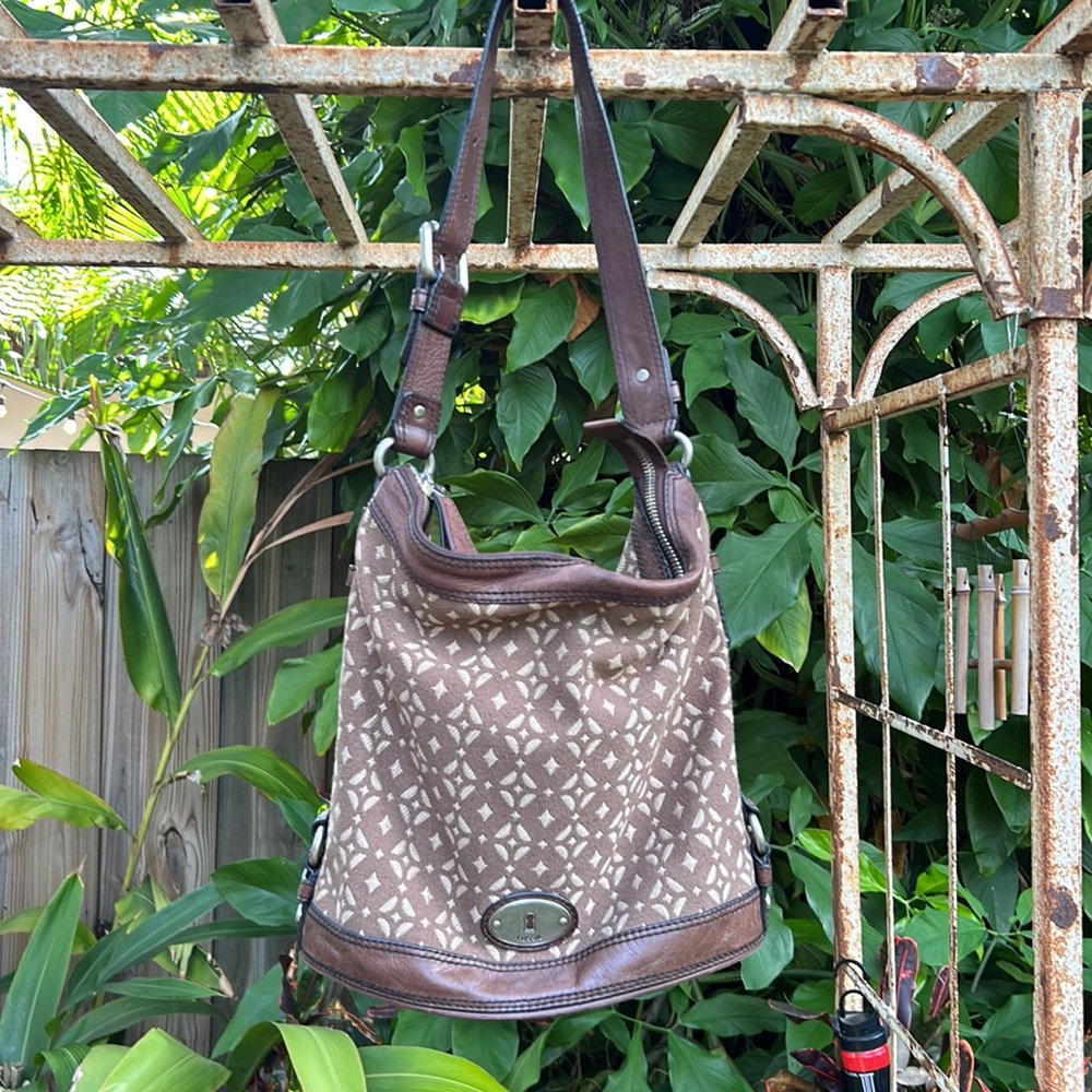 Fossil brown leather trimmed canvas signature buckle strap distressed bucket bag - Picture 3 of 12